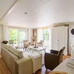 Prachtige Vakantiewoning Aan Water Met Grote Tuin Chalet