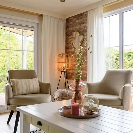 Chalet Prachtige Vakantiewoning Aan Water Met Grote Tuin