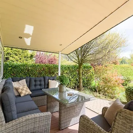 Prachtige Vakantiewoning Aan Water Met Grote Tuin Chalet