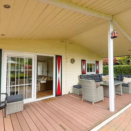 Chalet Prachtige Vakantiewoning Aan Water Met Grote Tuin