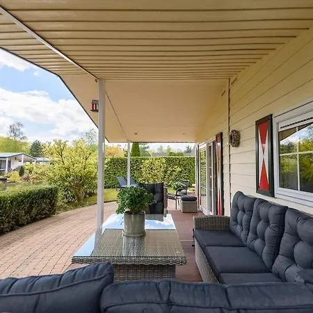 Prachtige Vakantiewoning Aan Water Met Grote Tuin Chalet Voorthuizen