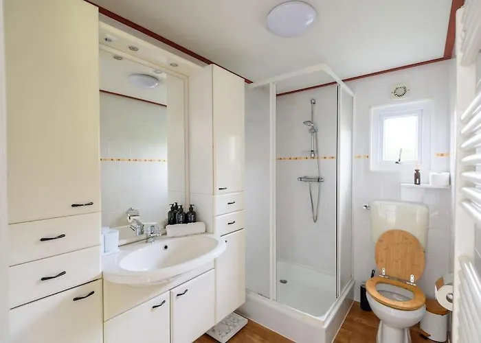 Alpstuga Prachtige Vakantiewoning Aan Water Met Grote Tuin Voorthuizen