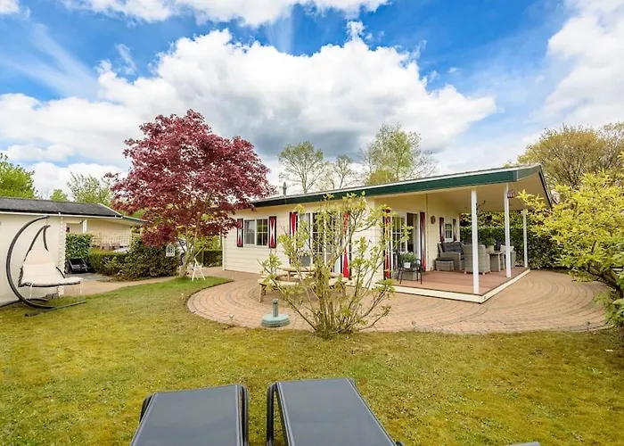 Prachtige Vakantiewoning Aan Water Met Grote Tuin Alpstuga *