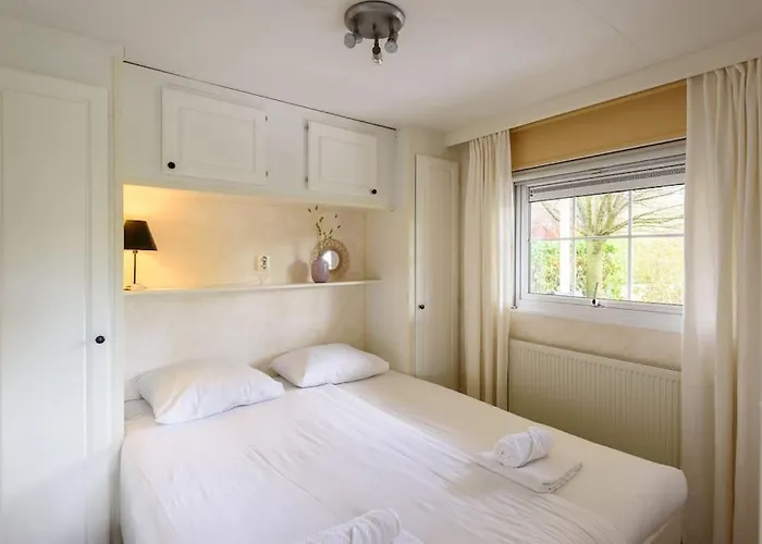 Prachtige Vakantiewoning Aan Water Met Grote Tuin Voorthuizen