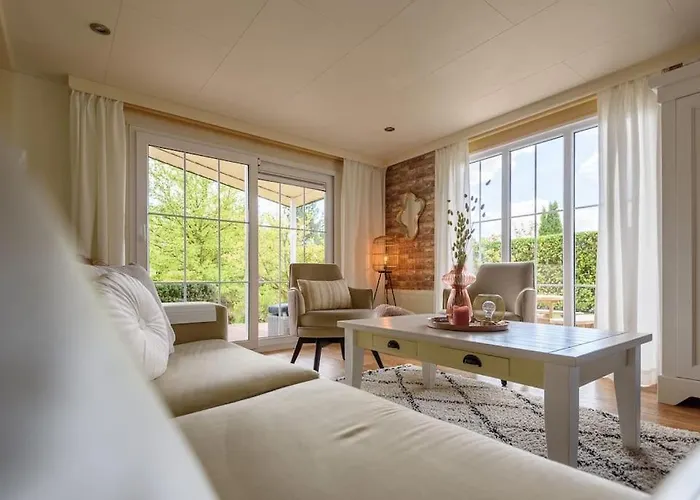 Alpstuga Prachtige Vakantiewoning Aan Water Met Grote Tuin