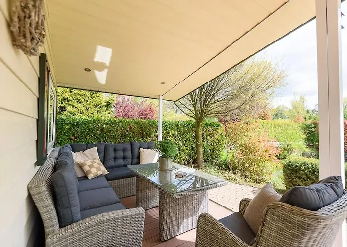 Prachtige Vakantiewoning Aan Water Met Grote Tuin Alpstuga