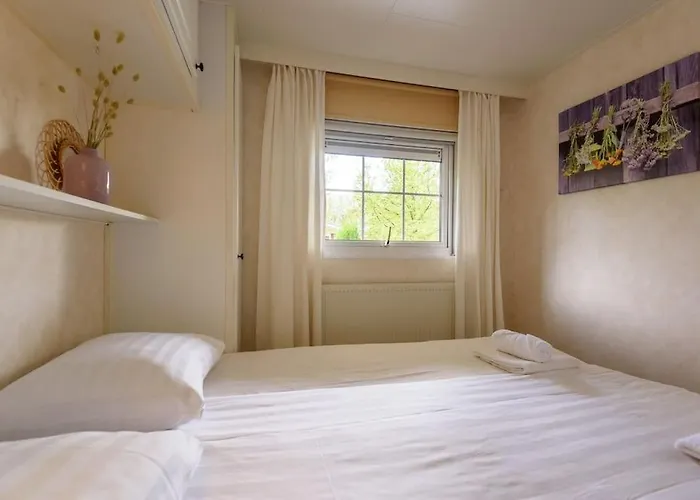 Prachtige Vakantiewoning Aan Water Met Grote Tuin Alpstuga *