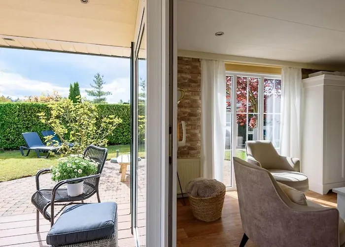 Prachtige Vakantiewoning Aan Water Met Grote Tuin