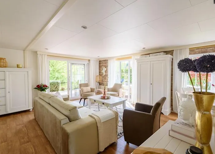 Prachtige Vakantiewoning Aan Water Met Grote Tuin Alpstuga