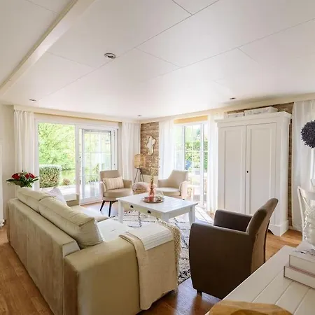 Prachtige Vakantiewoning Aan Water Met Grote Tuin Σαλέ